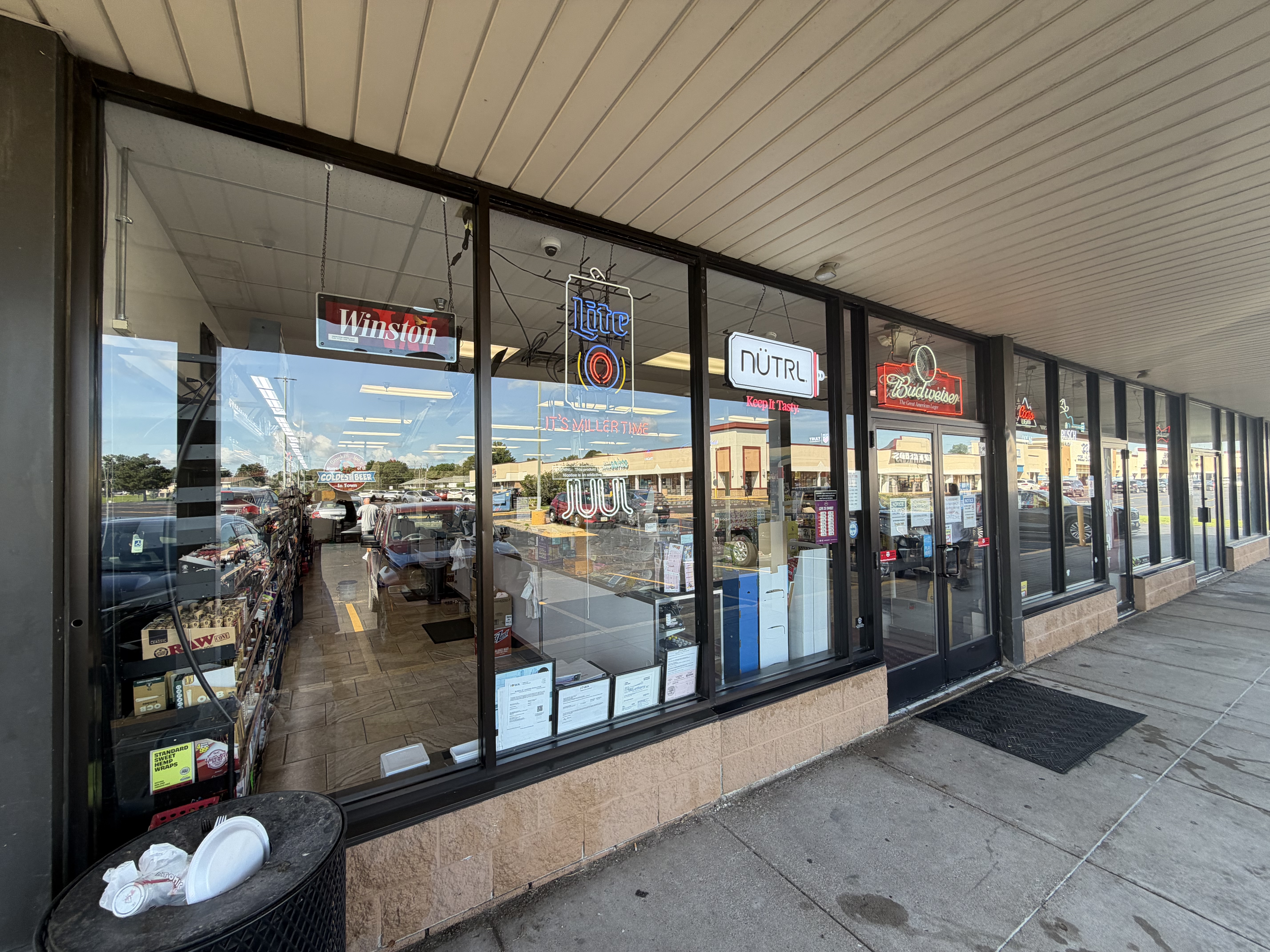 Smokin' Joe's Tobacco and Liquor Outlet storefront, Quad Cities
